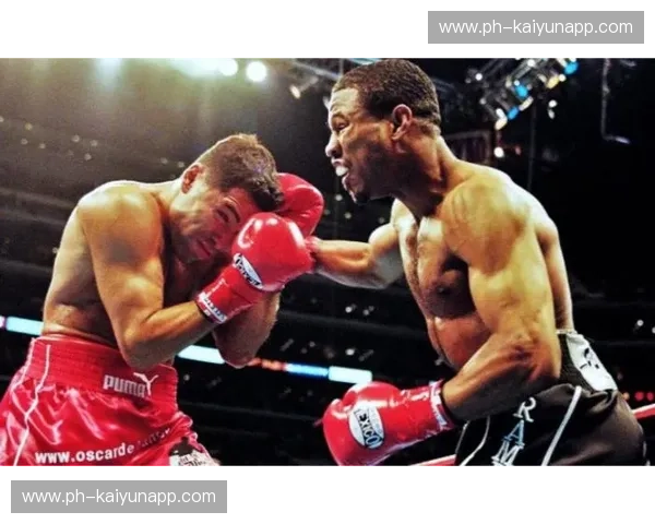 宿命的左钩拳：当“糖块”莫斯利遇见“疯狂马约加”，那是一场关于尊严与野性的终极较量